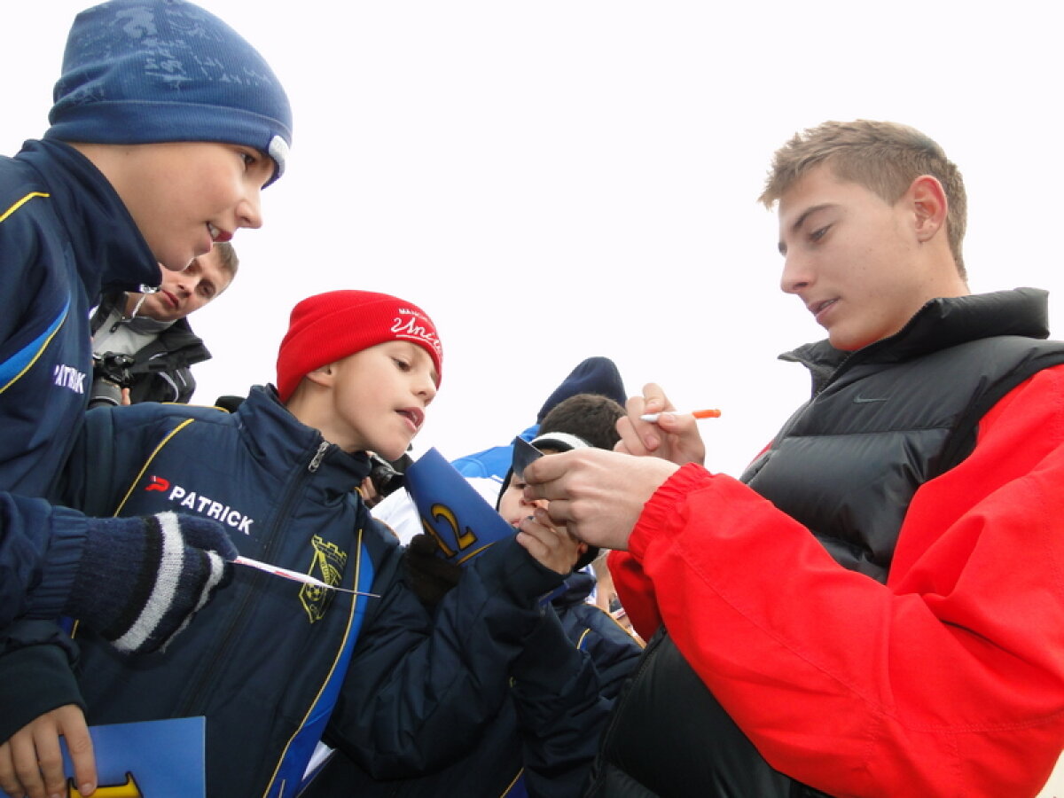 GALERIE FOTO » Dinamoviştii au dat autografe în Moldova