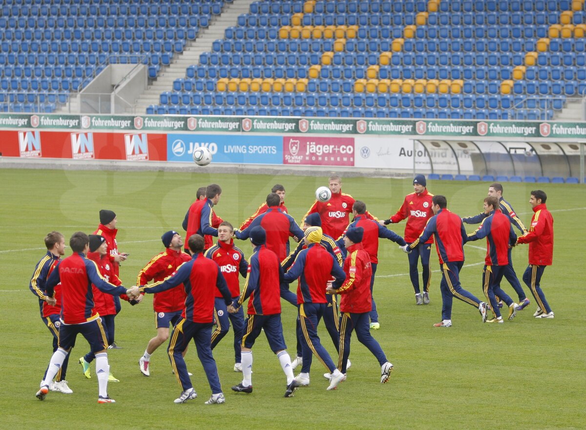 FOTO "Tricolorii" s-au antrenat pe un ger pătrunzător la Altach. Piţurcă i-a pus să facă hora!