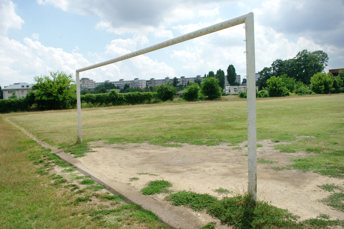 INFOGRAFIE & GALERIE FOTO Stadioanele cartierelor se prăbuşesc » Aşa arată arenele mici ale Bucureştiului!