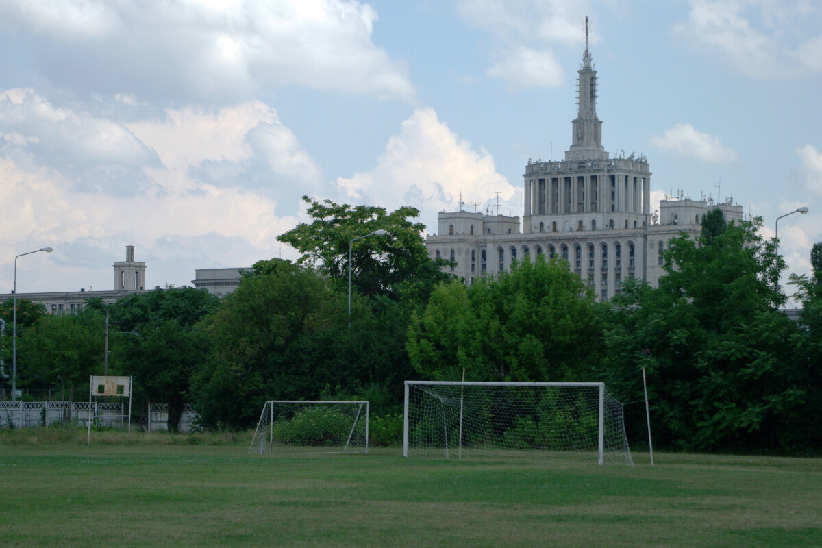 INFOGRAFIE & GALERIE FOTO Stadioanele cartierelor se prăbuşesc » Aşa arată arenele mici ale Bucureştiului!