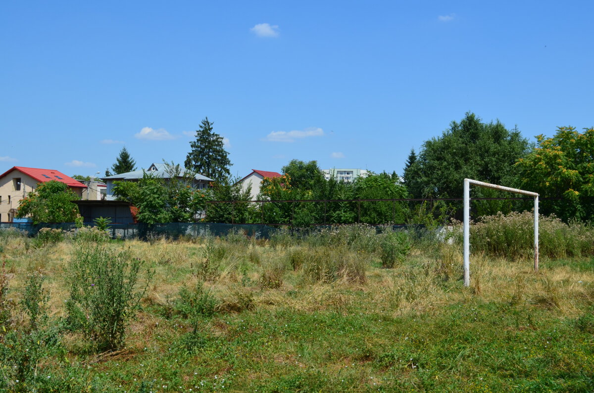 INFOGRAFIE & GALERIE FOTO Stadioanele cartierelor se prăbuşesc » Aşa arată arenele mici ale Bucureştiului!