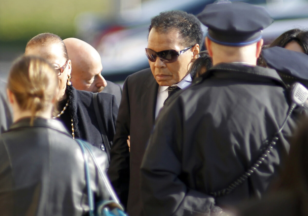 FOTO » Muhammad Ali a fost prezent la funeraliile lui Joe Frazier