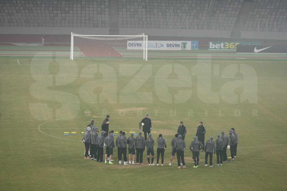 GALERIE FOTO » 200 de fani au venit la antrenamentul lui U să-i încurajeze pe jucătorii lui Badea înainte de "Derby de Cluj"