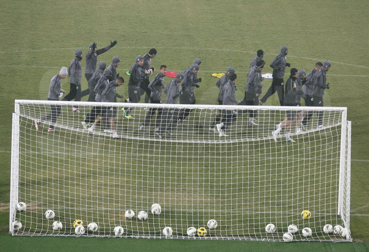 GALERIE FOTO » 200 de fani au venit la antrenamentul lui U să-i încurajeze pe jucătorii lui Badea înainte de "Derby de Cluj"