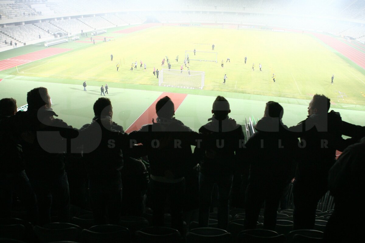 GALERIE FOTO » 200 de fani au venit la antrenamentul lui U să-i încurajeze pe jucătorii lui Badea înainte de "Derby de Cluj"
