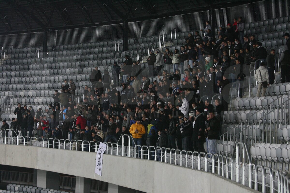 GALERIE FOTO » 200 de fani au venit la antrenamentul lui U să-i încurajeze pe jucătorii lui Badea înainte de "Derby de Cluj"