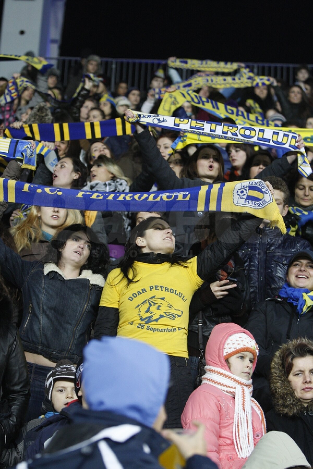 Atmosferă de Cupa Liceelor la Ploieşti, unde a fost seara porţilor deschise pentru copii şi femei: "Pe ei, pe mama lor!" :)