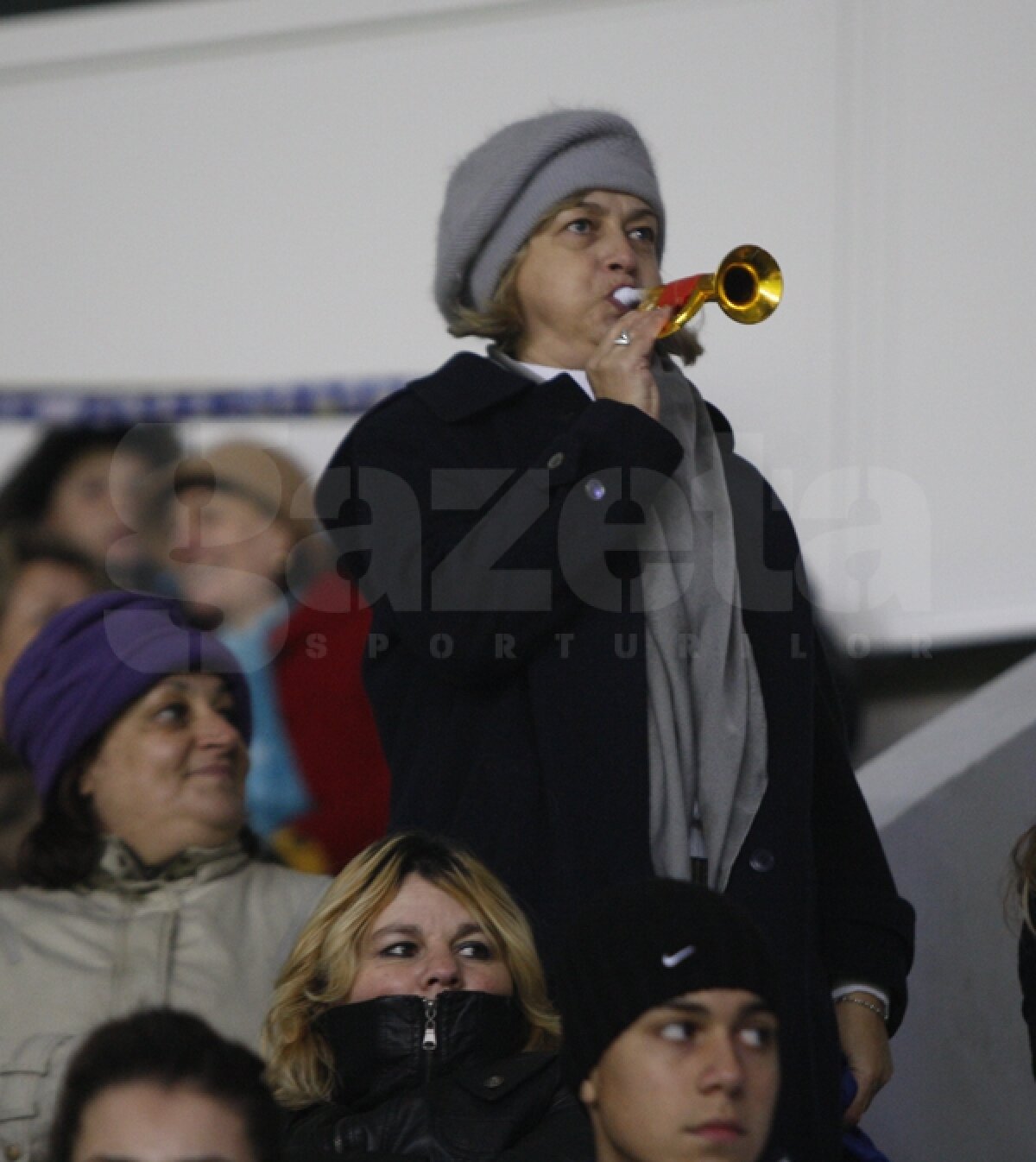 Atmosferă de Cupa Liceelor la Ploieşti, unde a fost seara porţilor deschise pentru copii şi femei: "Pe ei, pe mama lor!" :)