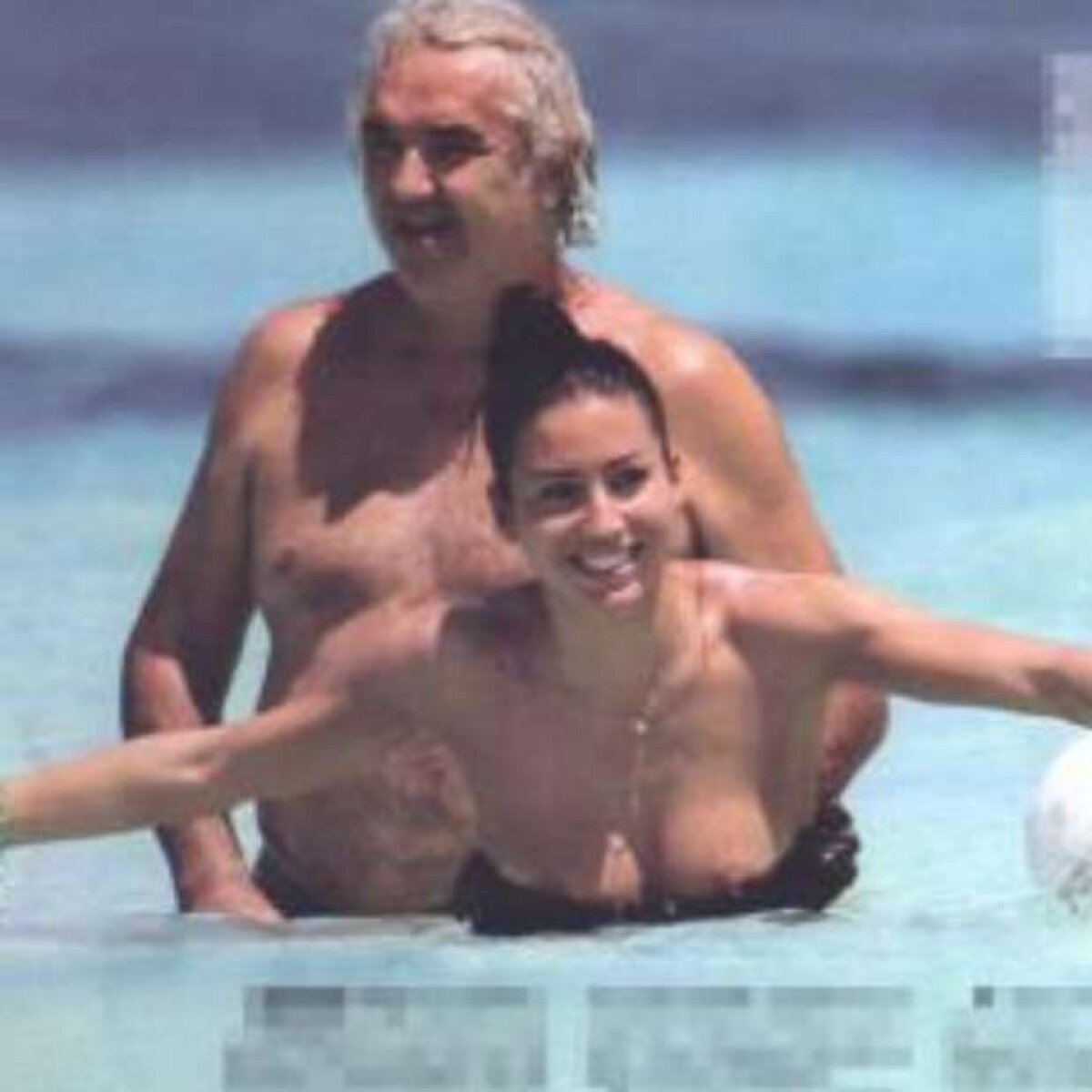 FOTO » Soţia lui Flavio Briatore, topless în Kenya