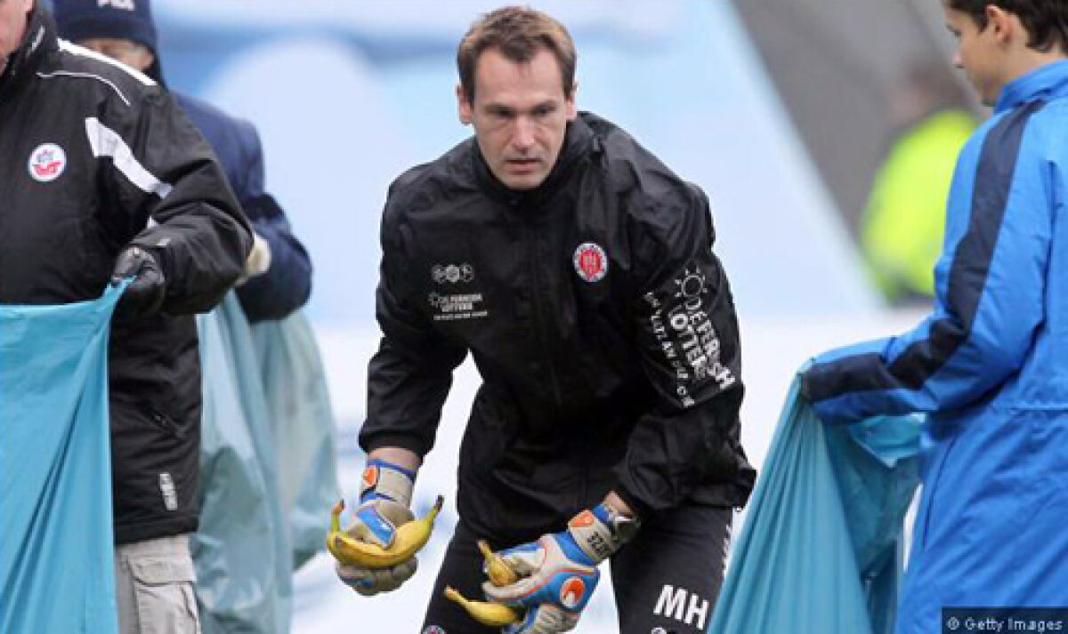 FOTO Atacul bananelor! » Fanii echipei Hansa Rostock au aruncat cu banane în teren înaintea meciului cu St. Pauli