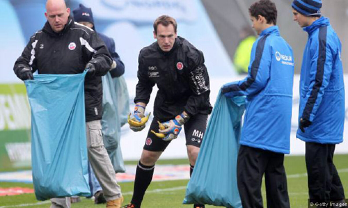 FOTO Atacul bananelor! » Fanii echipei Hansa Rostock au aruncat cu banane în teren înaintea meciului cu St. Pauli