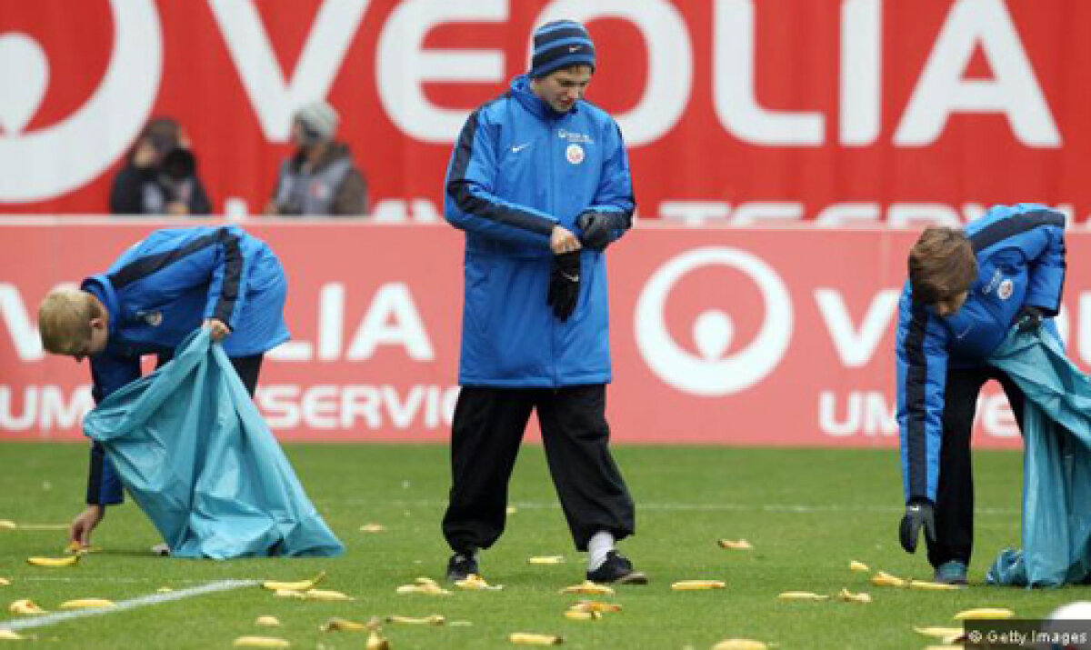 FOTO Atacul bananelor! » Fanii echipei Hansa Rostock au aruncat cu banane în teren înaintea meciului cu St. Pauli