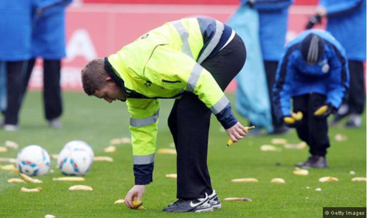 FOTO Atacul bananelor! » Fanii echipei Hansa Rostock au aruncat cu banane în teren înaintea meciului cu St. Pauli