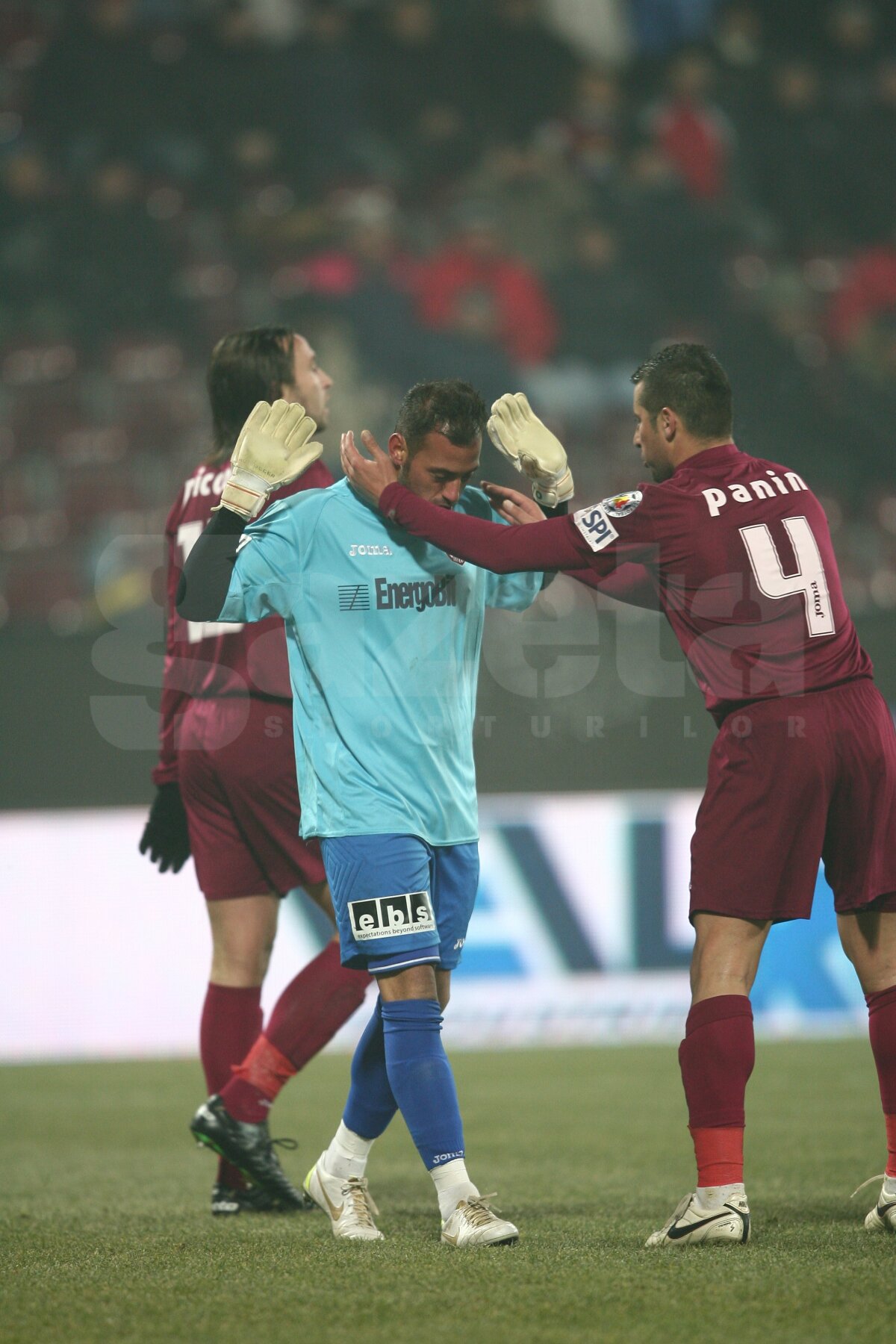 FOTO U cu fanii, CFR cu fotbalul! "Feroviarii" s-au impus în derby-ul de tradiţie al Clujului, 3-1