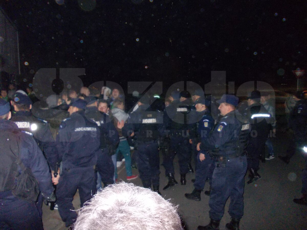 FOTO Fanii Vasluiului s-au luat la harţă cu jandarmii după meci