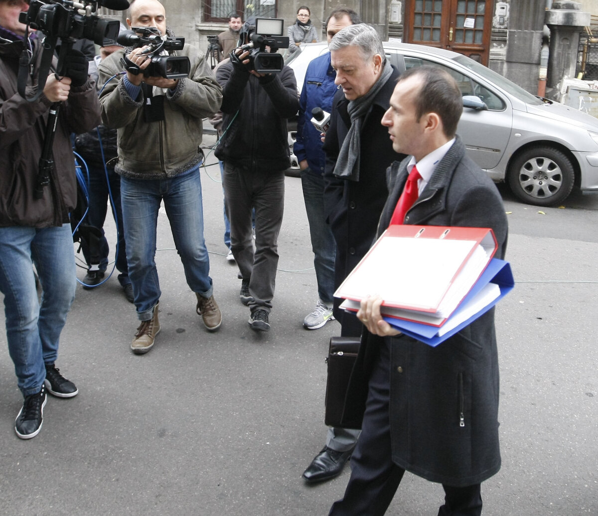 Dacă e luni, fotbalul merge la DNA » Victor Piţurcă şi Mircea Sandu au stat fiecare cîte o jumătate de oră cu procurorii Anticorupţie