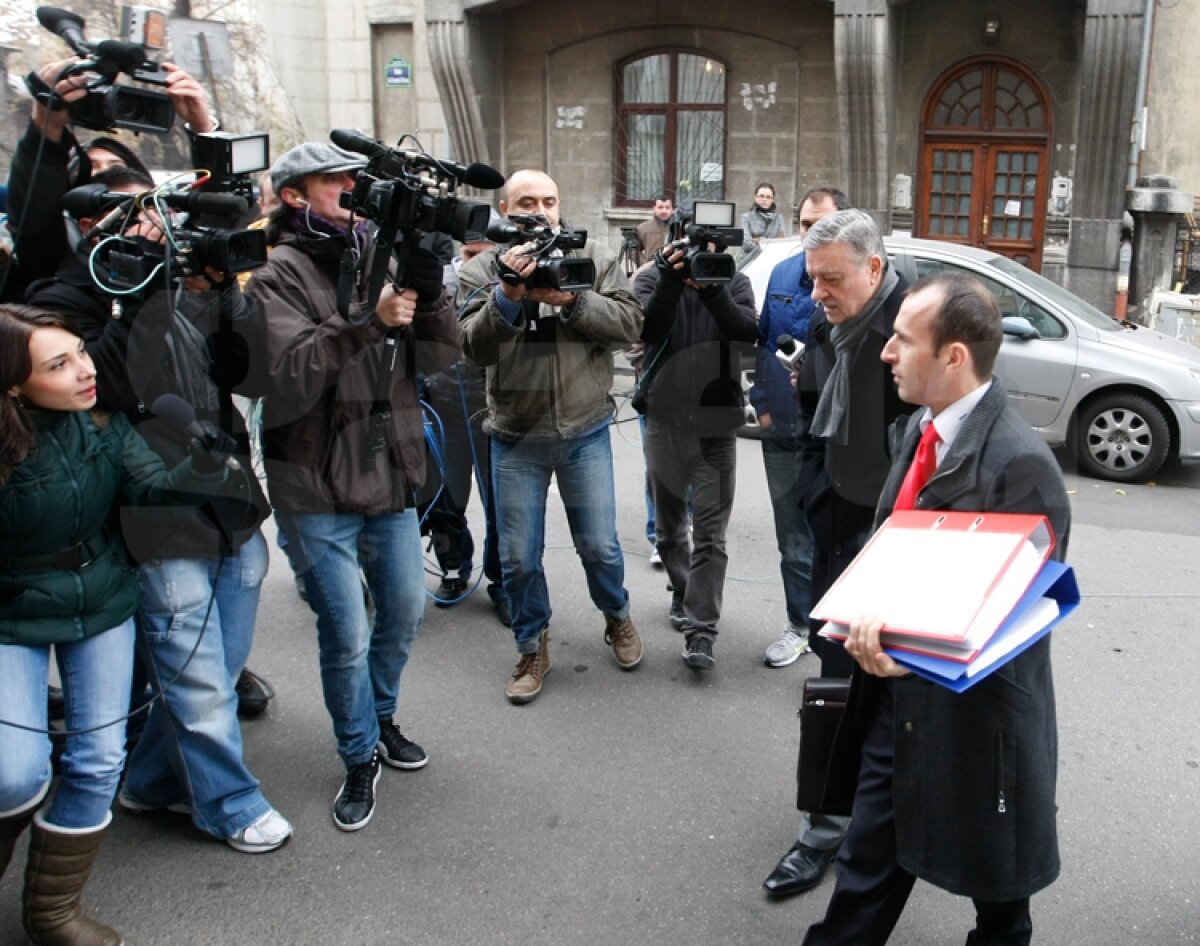 Dacă e luni, fotbalul merge la DNA » Victor Piţurcă şi Mircea Sandu au stat fiecare cîte o jumătate de oră cu procurorii Anticorupţie