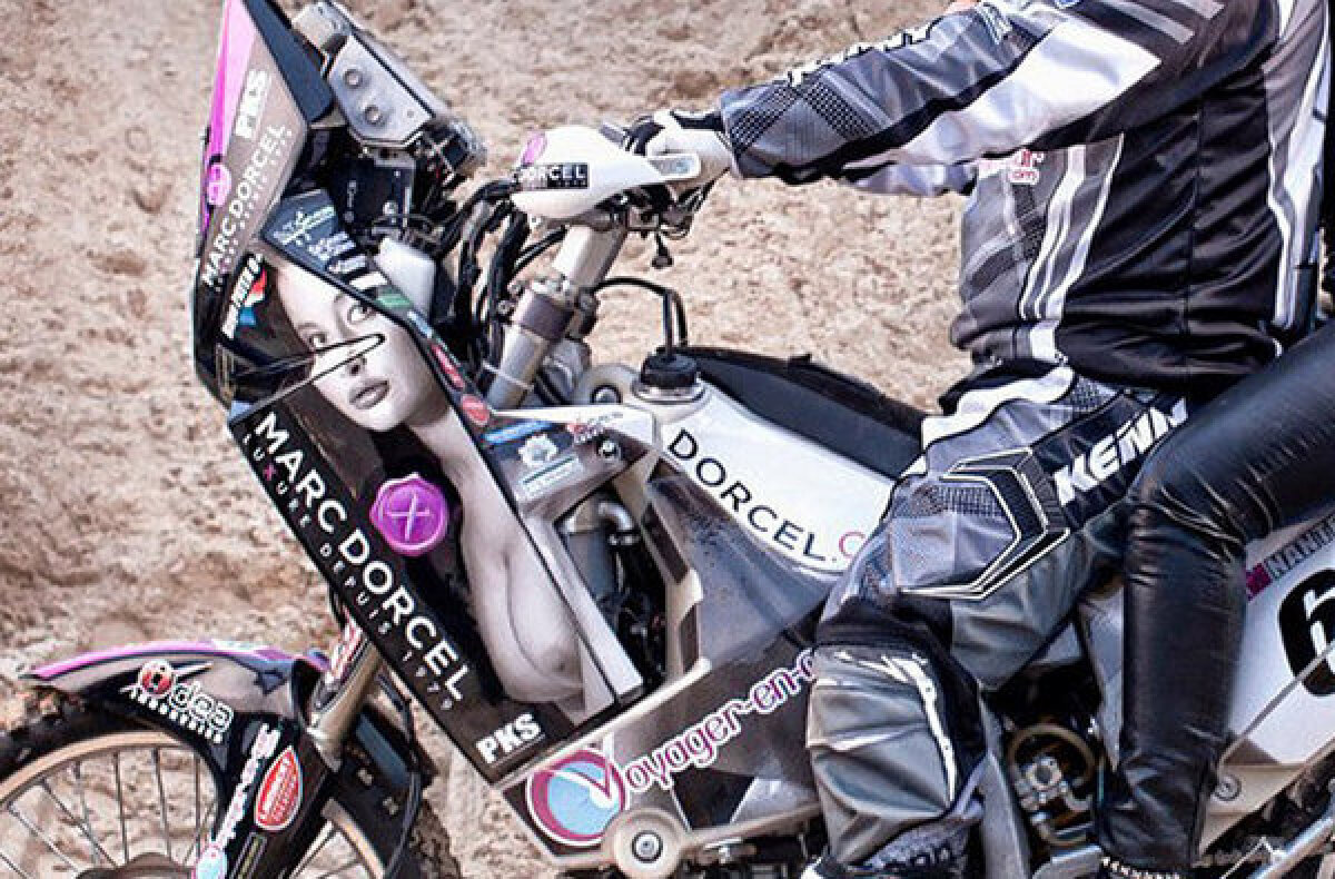 FOTO Moto-porno » Pilot francez, sponsorizat cu 20.000 de euro de un producător de filme XXX!