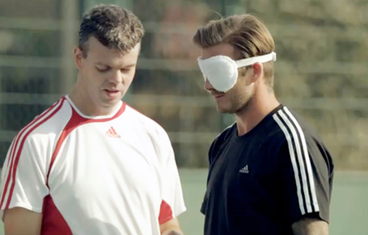 Galerie Foto şi Video! » Beckham s-a antrenat legat la ochi alături de naţionala paralimpică