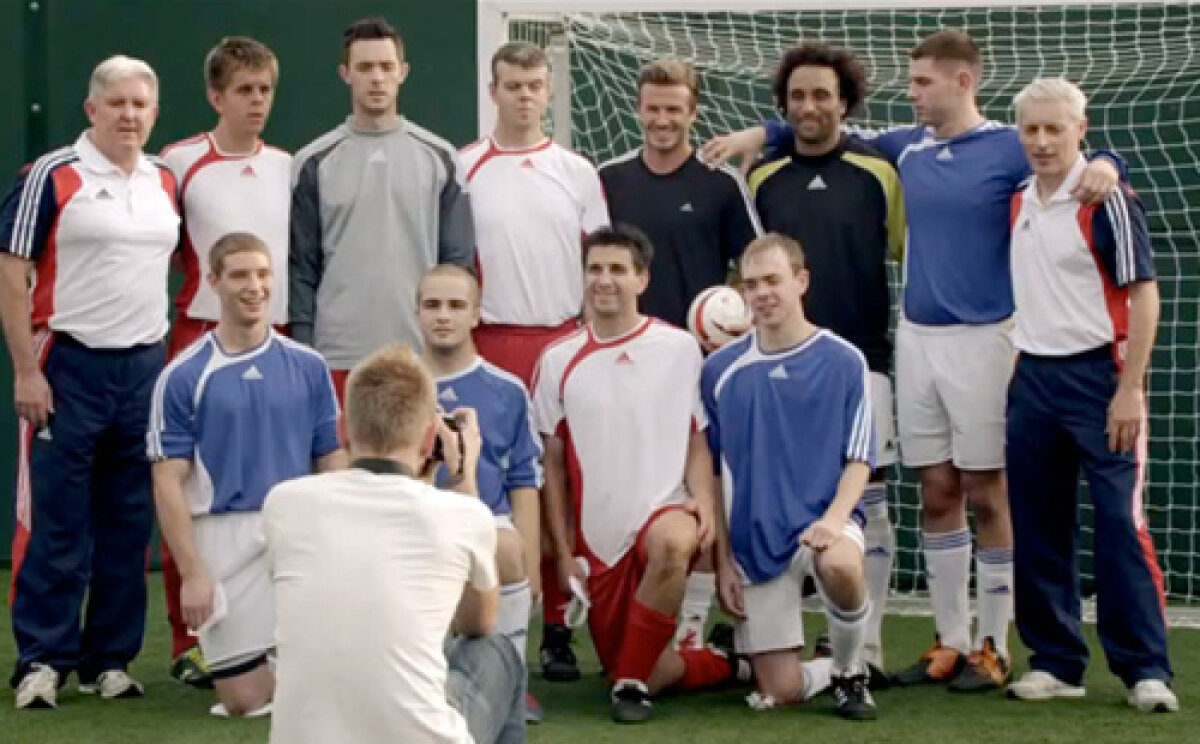 Galerie Foto şi Video! » Beckham s-a antrenat legat la ochi alături de naţionala paralimpică