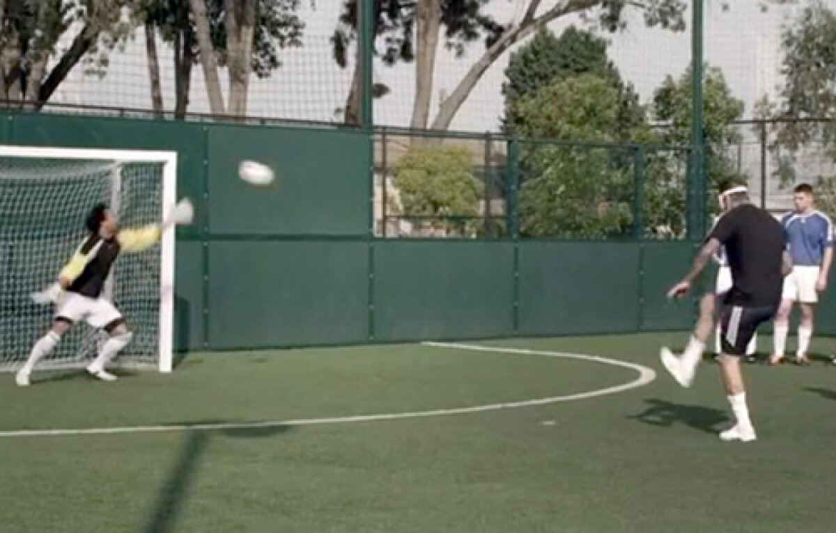 Galerie Foto şi Video! » Beckham s-a antrenat legat la ochi alături de naţionala paralimpică