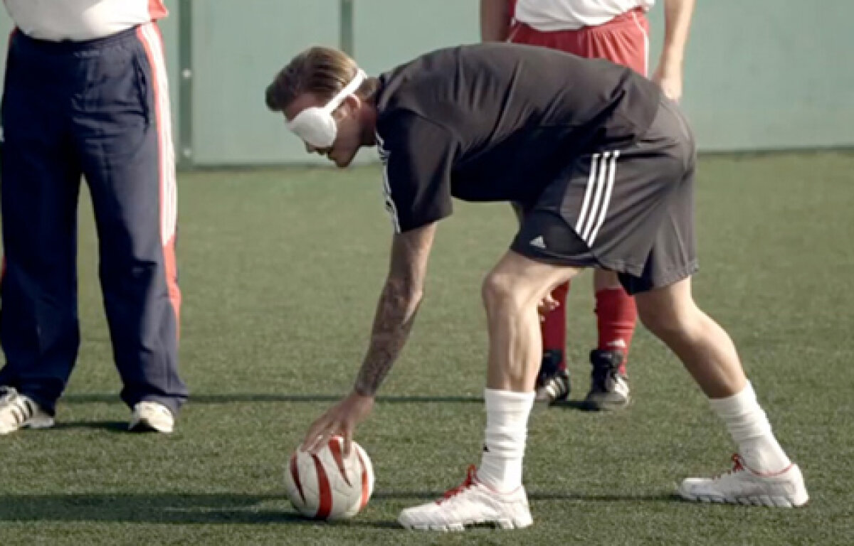 Galerie Foto şi Video! » Beckham s-a antrenat legat la ochi alături de naţionala paralimpică