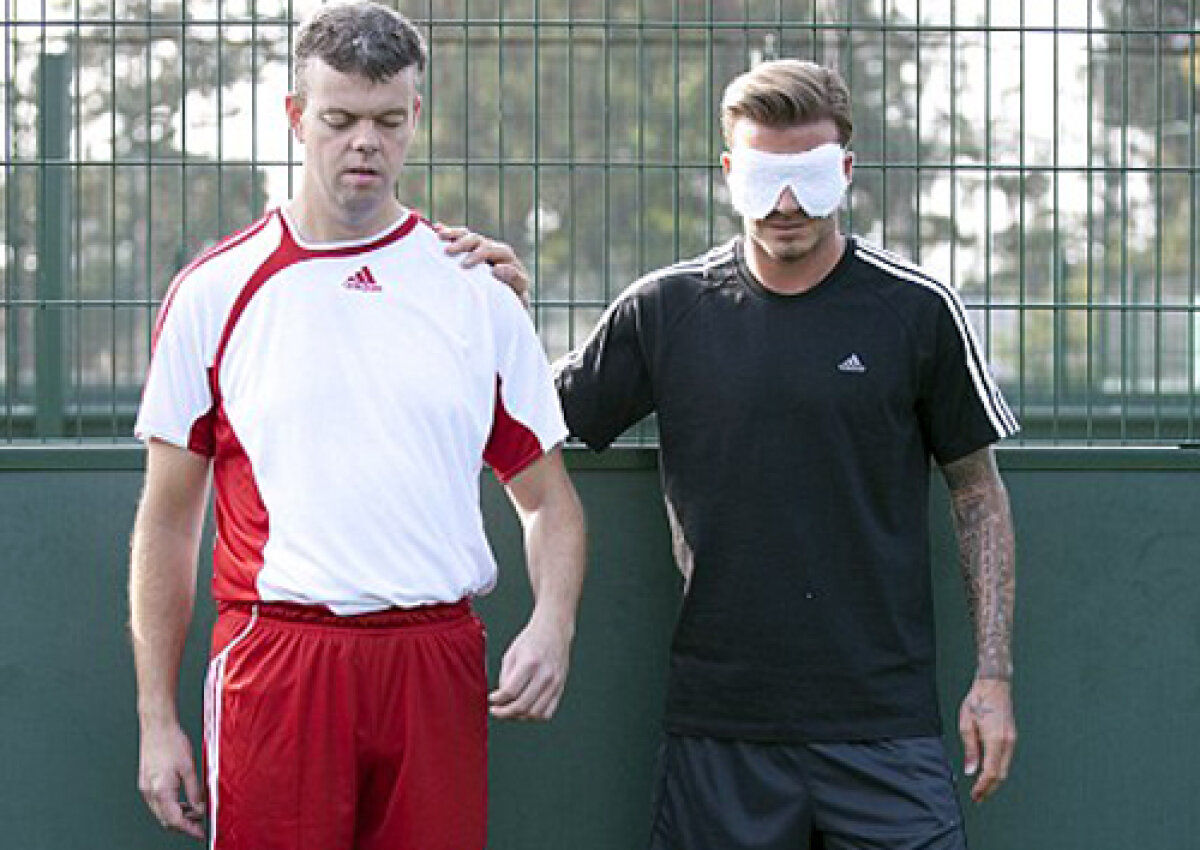 Galerie Foto şi Video! » Beckham s-a antrenat legat la ochi alături de naţionala paralimpică