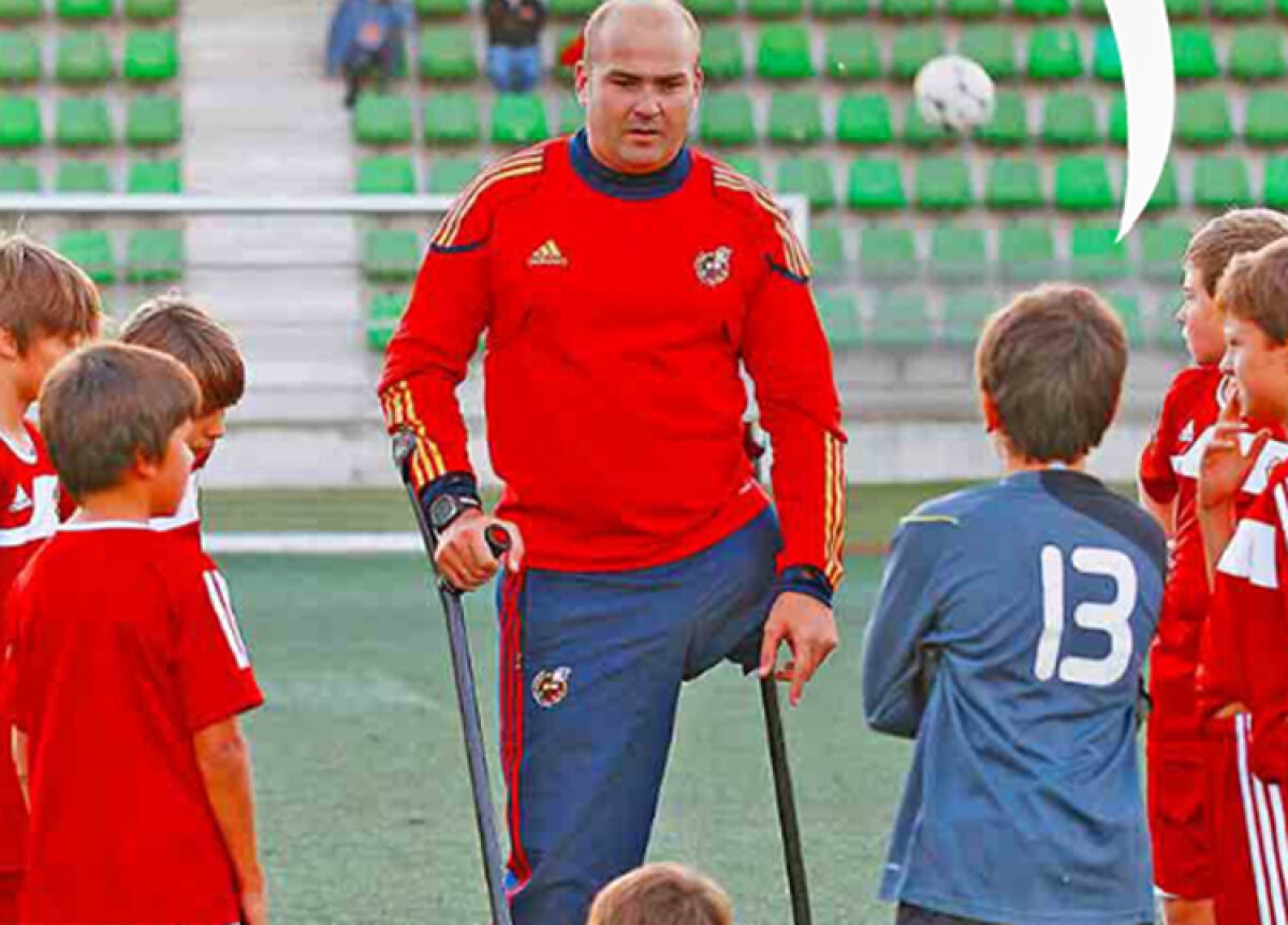 GALERIE FOTO Directorul Şcolii de Fotbal a Federaţiei spaniole este infirm » Lecţii într-un picior