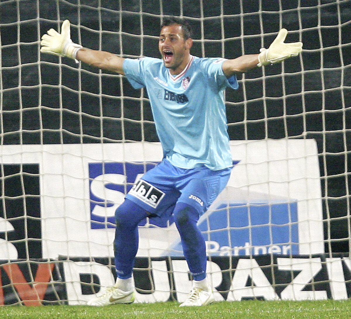 VIDEO » El e cel mai bun actor din Liga 1! Beto a căzut fără a fi atins pentru a evita un gol