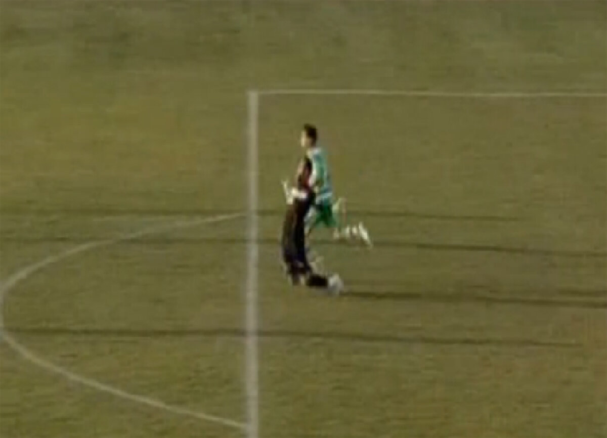 VIDEO » El e cel mai bun actor din Liga 1! Beto a căzut fără a fi atins pentru a evita un gol