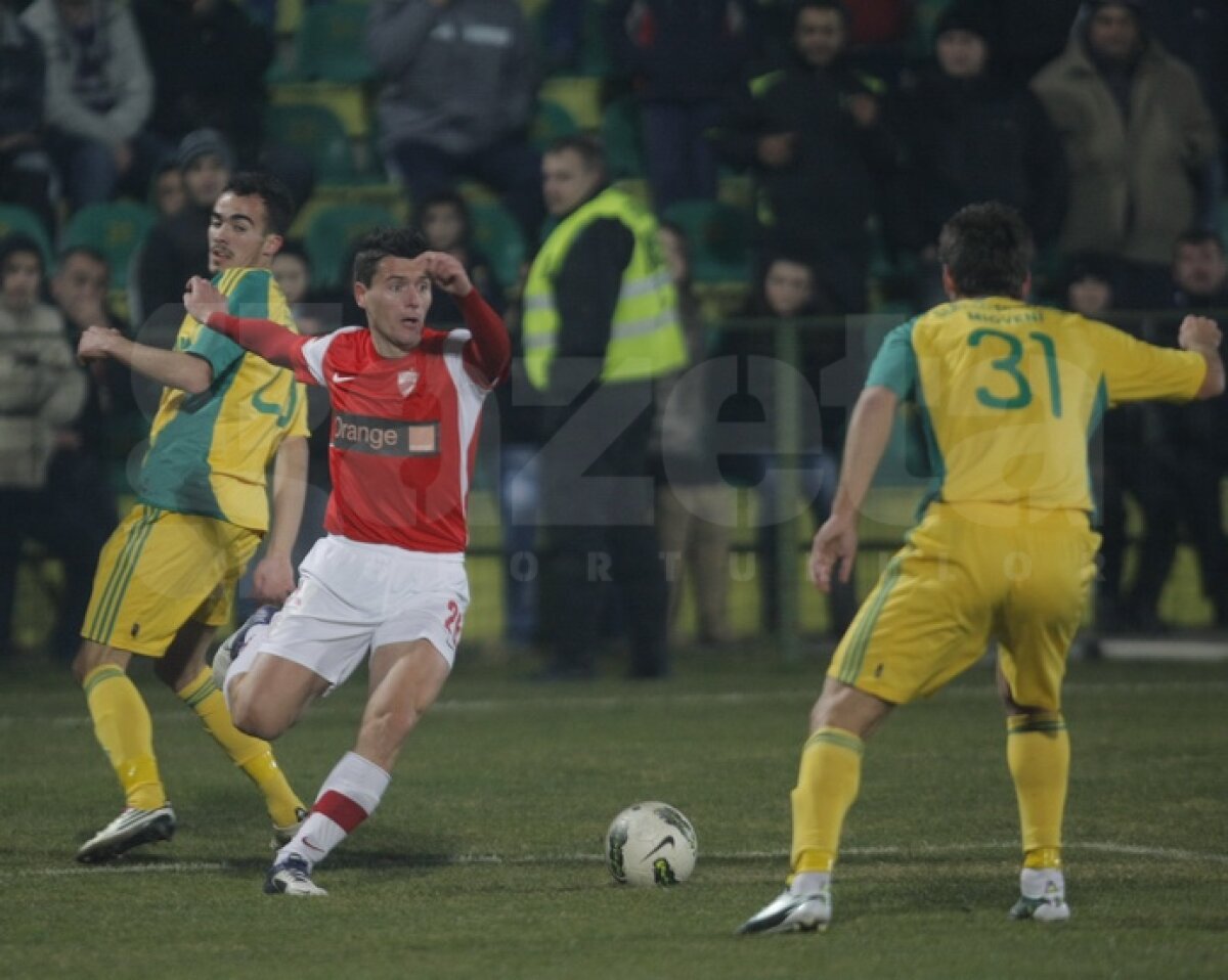 FOTO CS Mioveni - Dinamo 0-1  » "Cîinii" s-au distanţat la 4 puncte de locul doi