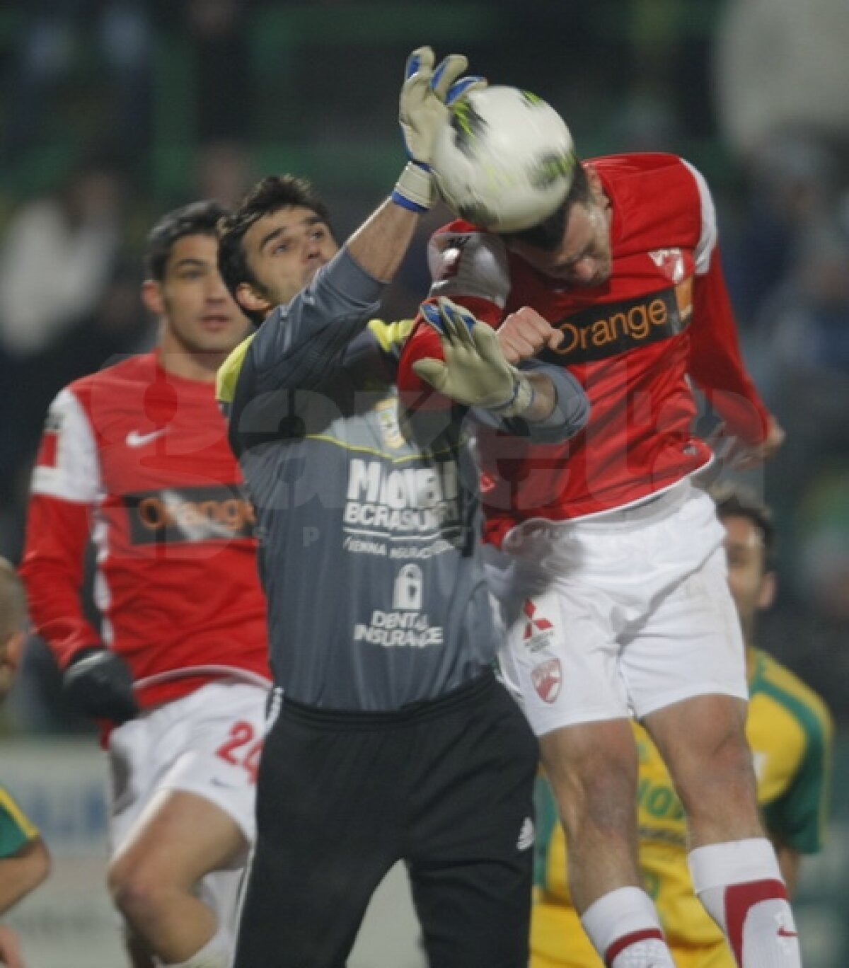 FOTO CS Mioveni - Dinamo 0-1  » "Cîinii" s-au distanţat la 4 puncte de locul doi