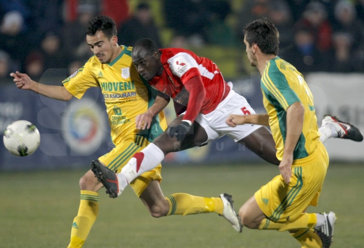 FOTO CS Mioveni - Dinamo 0-1  » "Cîinii" s-au distanţat la 4 puncte de locul doi