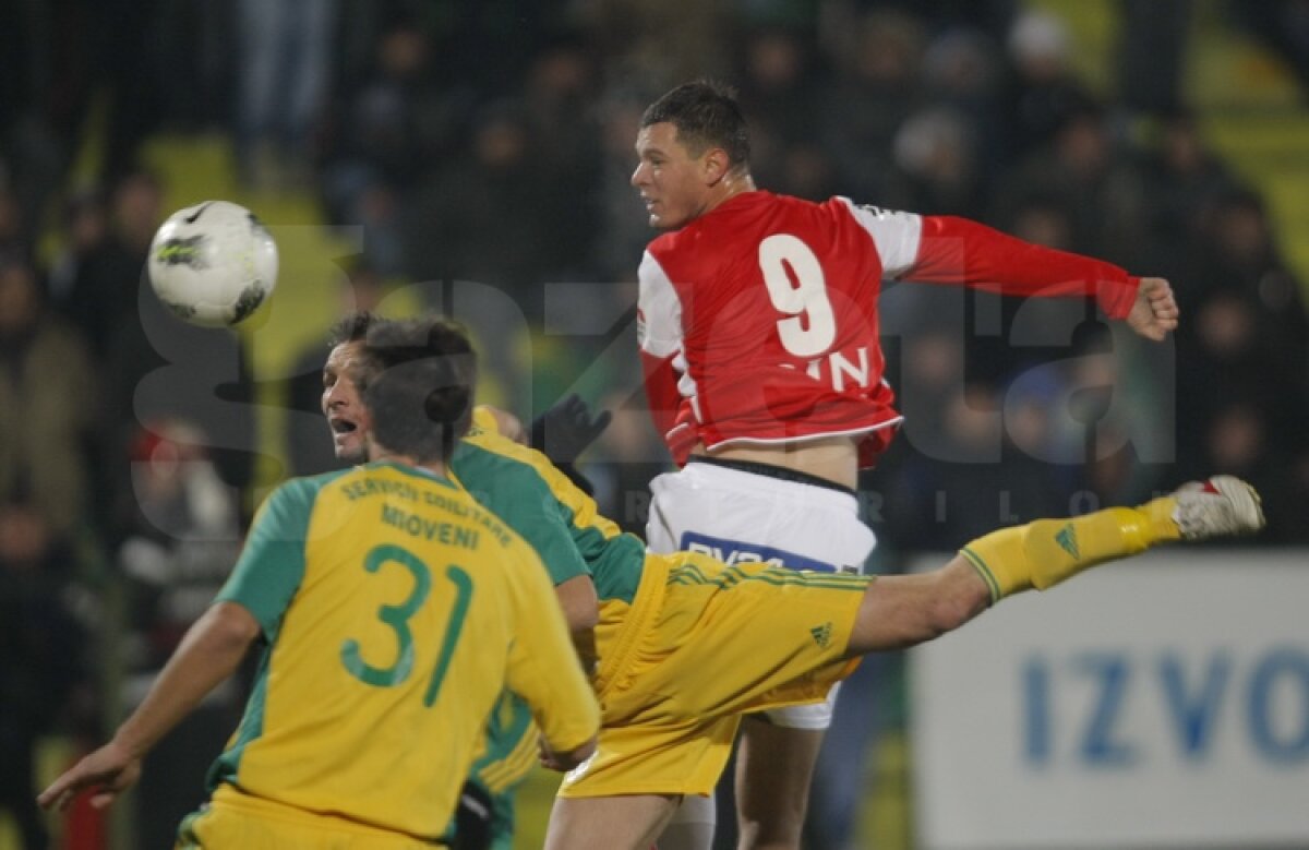 FOTO CS Mioveni - Dinamo 0-1  » "Cîinii" s-au distanţat la 4 puncte de locul doi