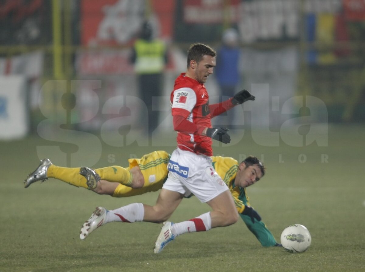 FOTO CS Mioveni - Dinamo 0-1  » "Cîinii" s-au distanţat la 4 puncte de locul doi