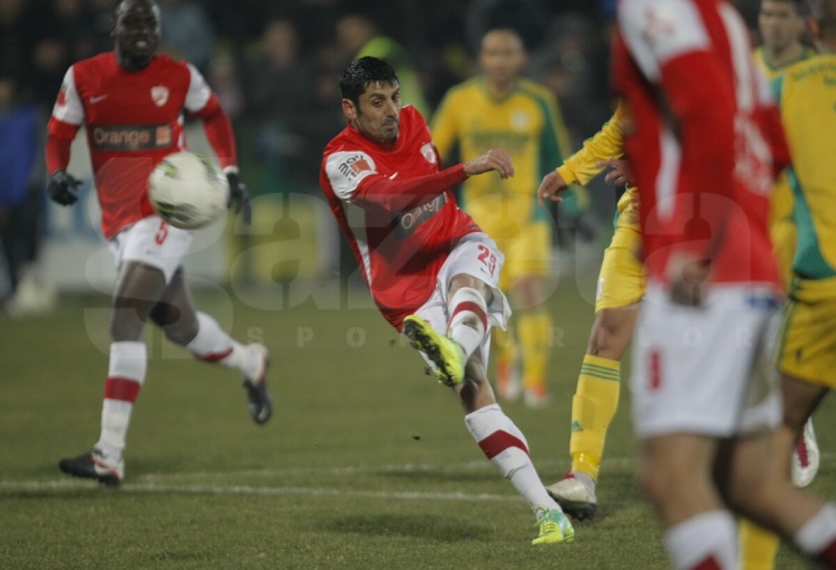 FOTO CS Mioveni - Dinamo 0-1  » "Cîinii" s-au distanţat la 4 puncte de locul doi