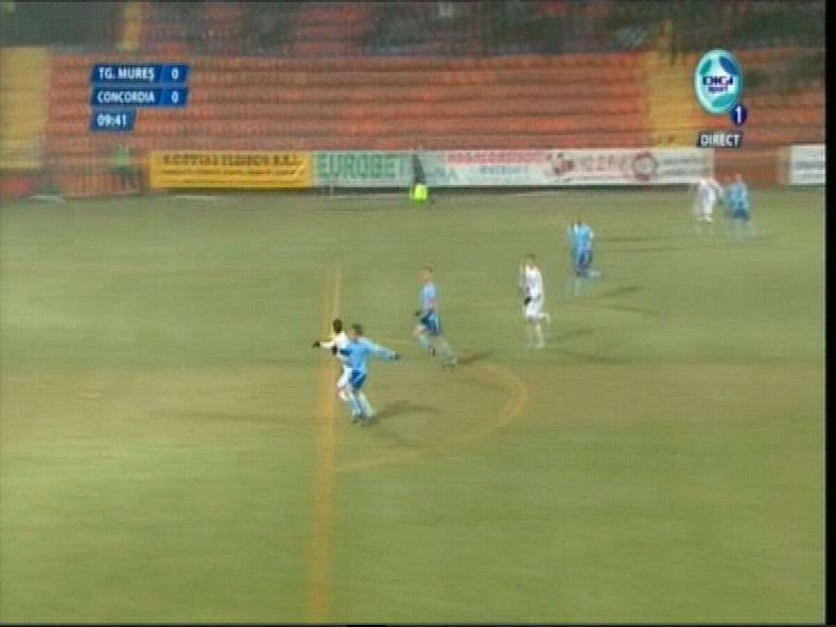 Arbitrii continuă seria erorilor! Cojocaru le-a făcut cadou un penalty celor de la Tg. Mureş