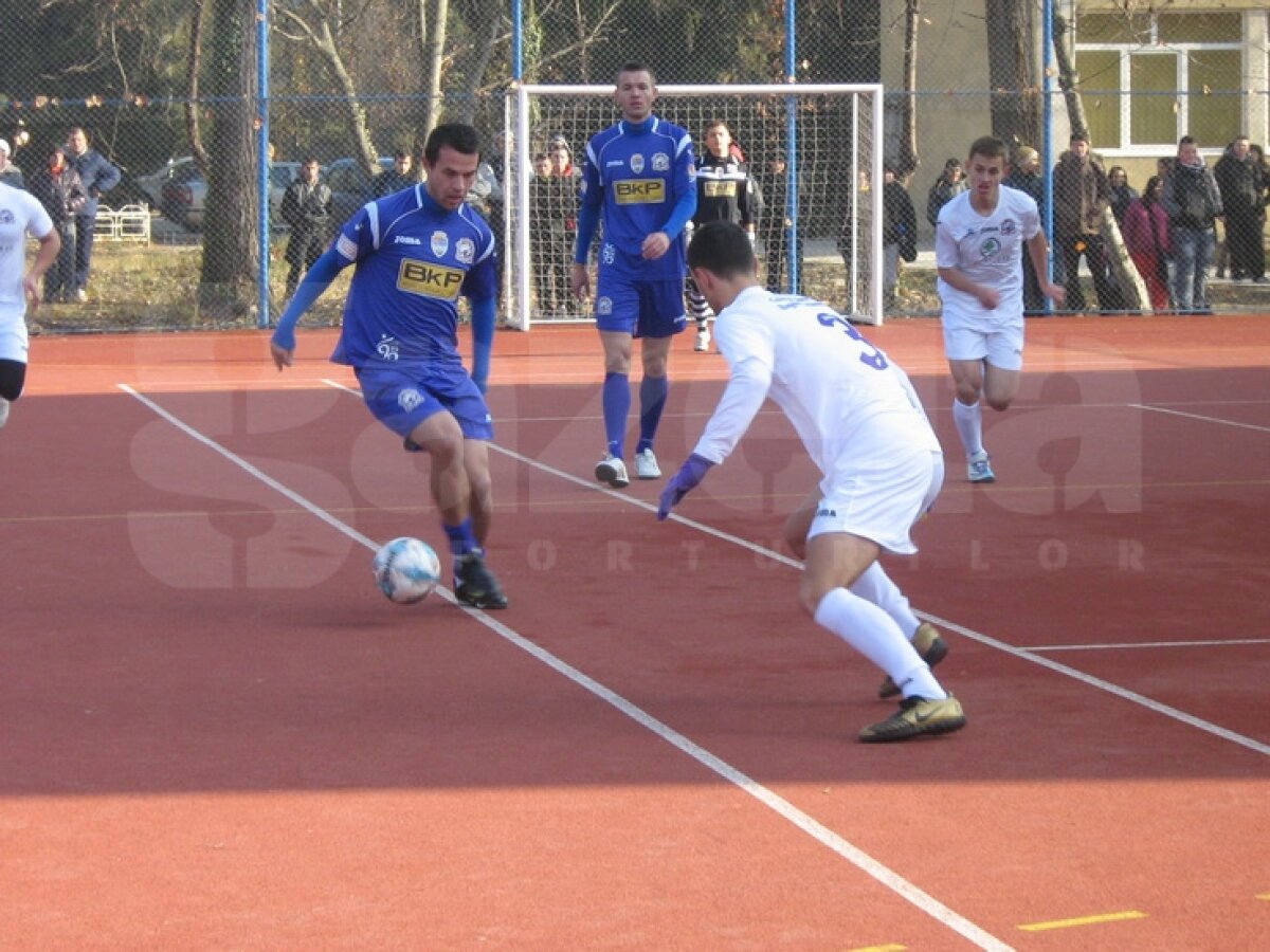 FOTO Acţiune fără precedent » Poli vrea prezenţe la cursuri în şcoală ;)