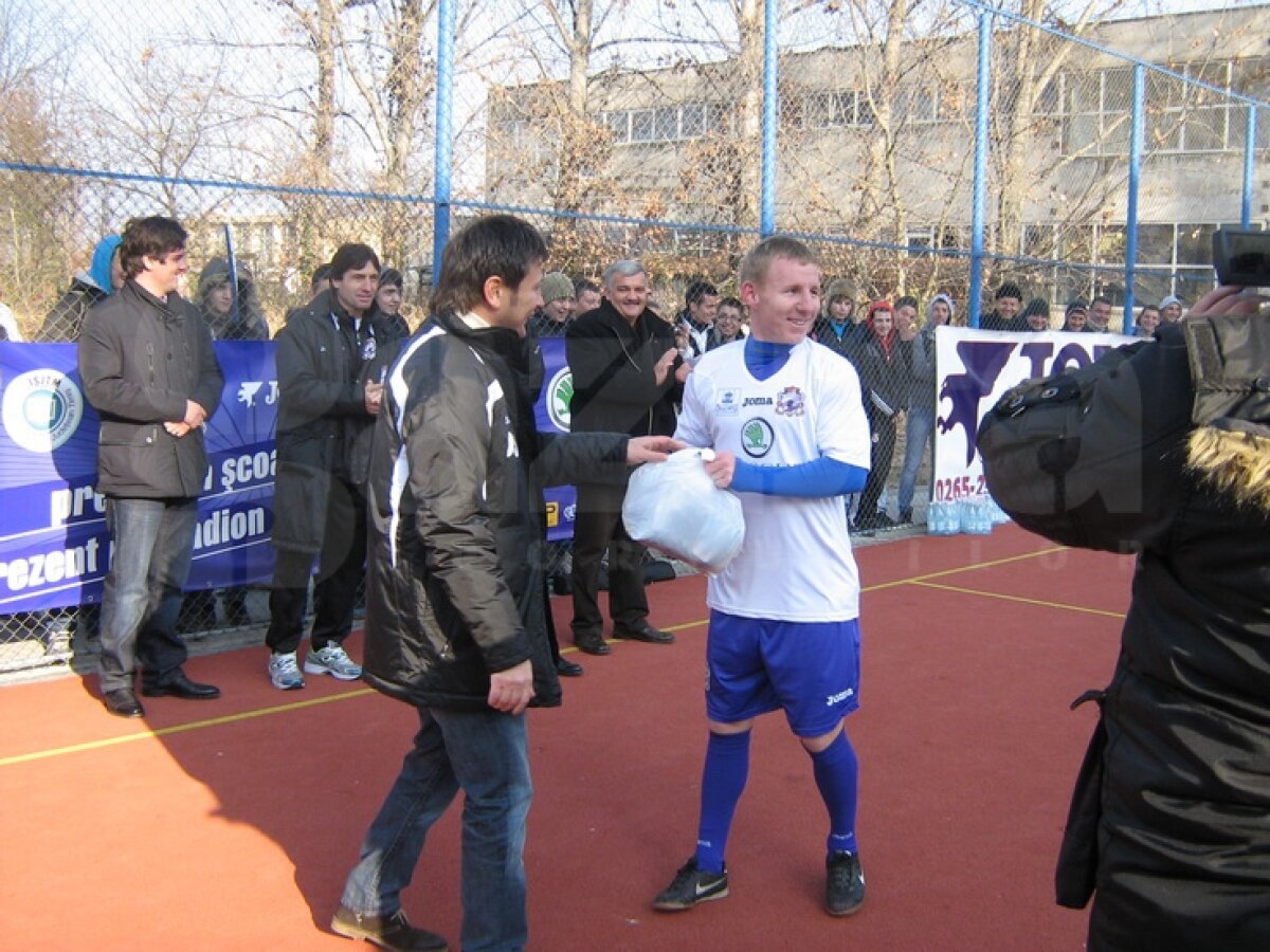 FOTO Acţiune fără precedent » Poli vrea prezenţe la cursuri în şcoală ;)