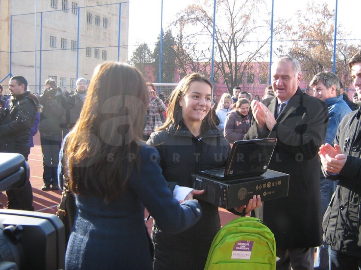 FOTO Acţiune fără precedent » Poli vrea prezenţe la cursuri în şcoală ;)