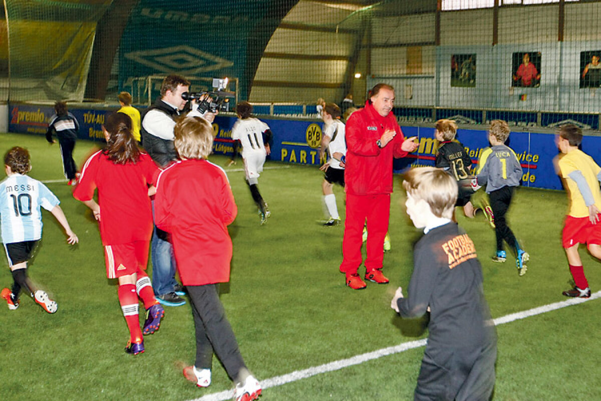 GSP l-a vizitat pe Marcel Răducanu la şcoala de fotbal din Dortmund » Marcel Zoro Samantha Iosefini, idolul copiilor
