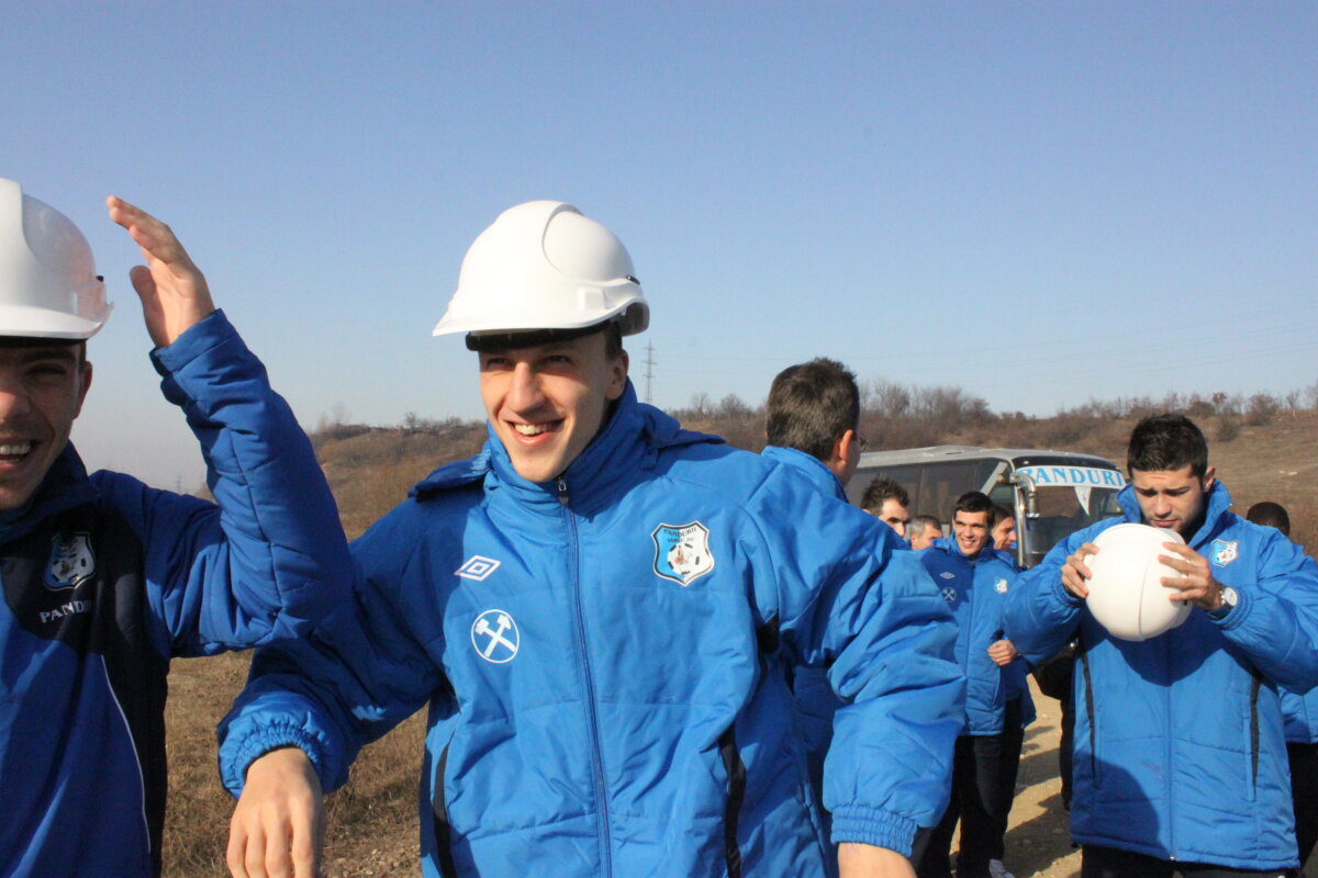 SUPER FOTO » Pandurii lui Grigoraş s-au relaxat la teatru şi în mină