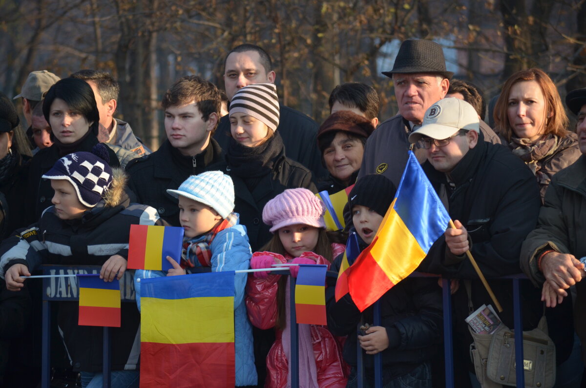 FOTO Peste 25.000 de oameni au fost prezenţi la paradă! Vezi imagini