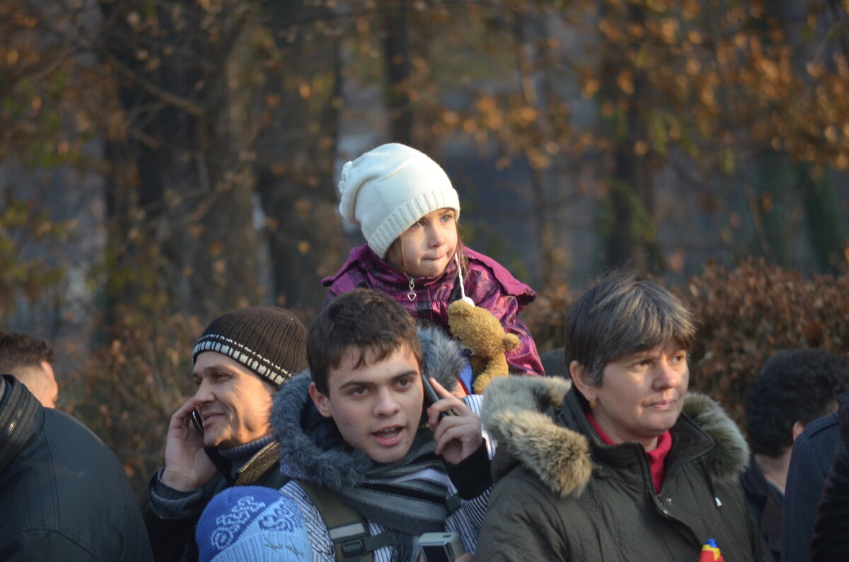 FOTO Peste 25.000 de oameni au fost prezenţi la paradă! Vezi imagini