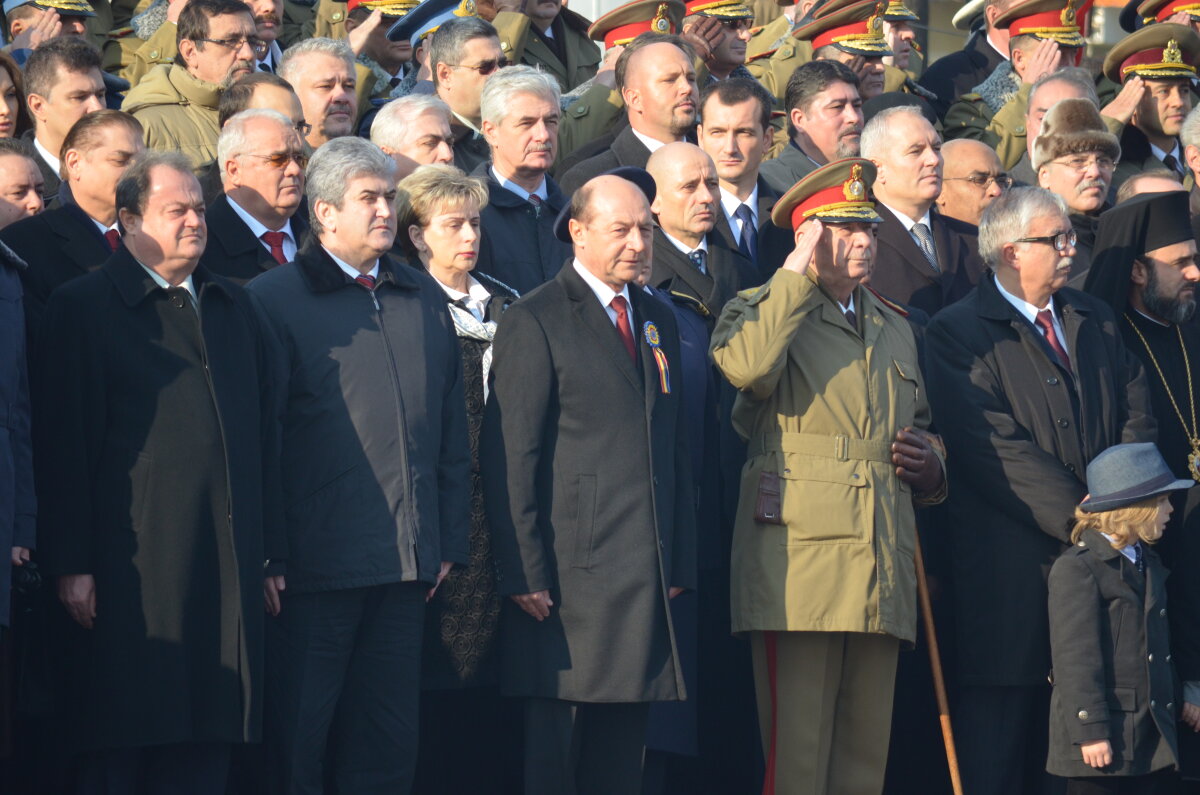 FOTO Peste 25.000 de oameni au fost prezenţi la paradă! Vezi imagini