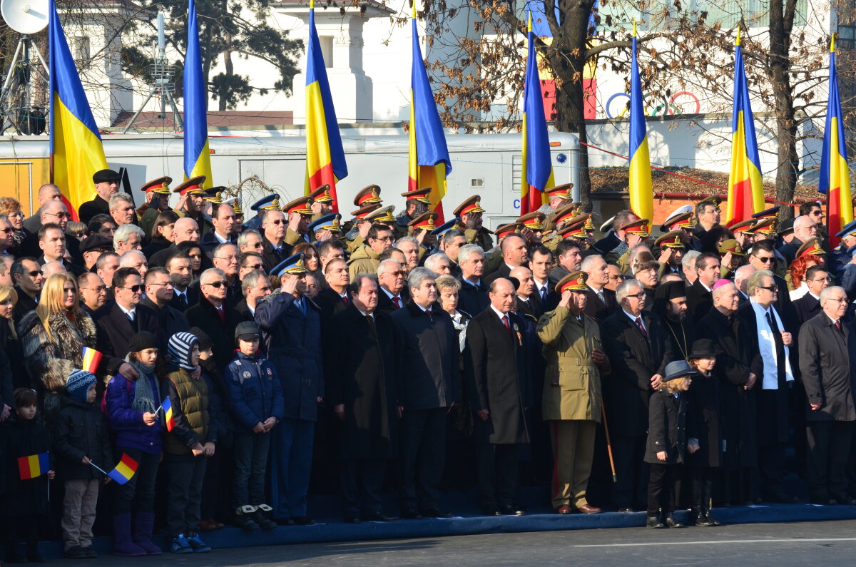 FOTO Peste 25.000 de oameni au fost prezenţi la paradă! Vezi imagini