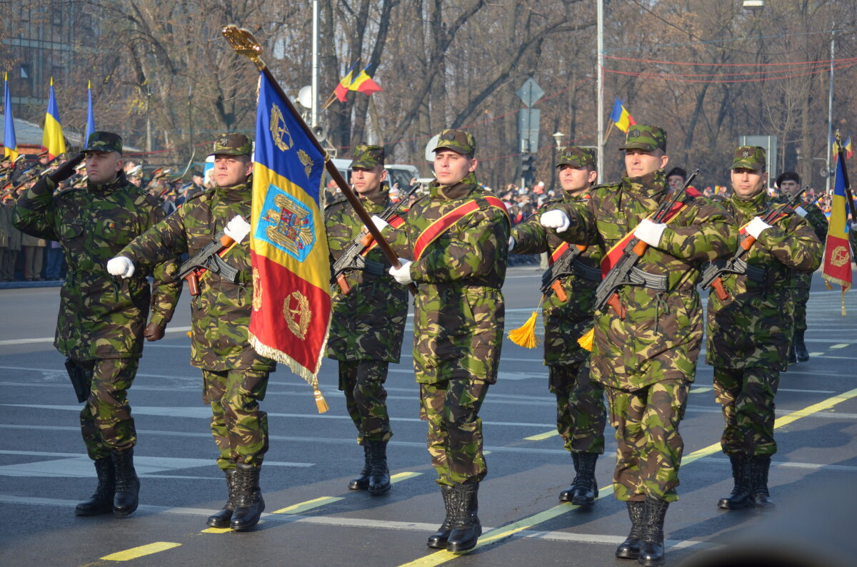 FOTO Peste 25.000 de oameni au fost prezenţi la paradă! Vezi imagini