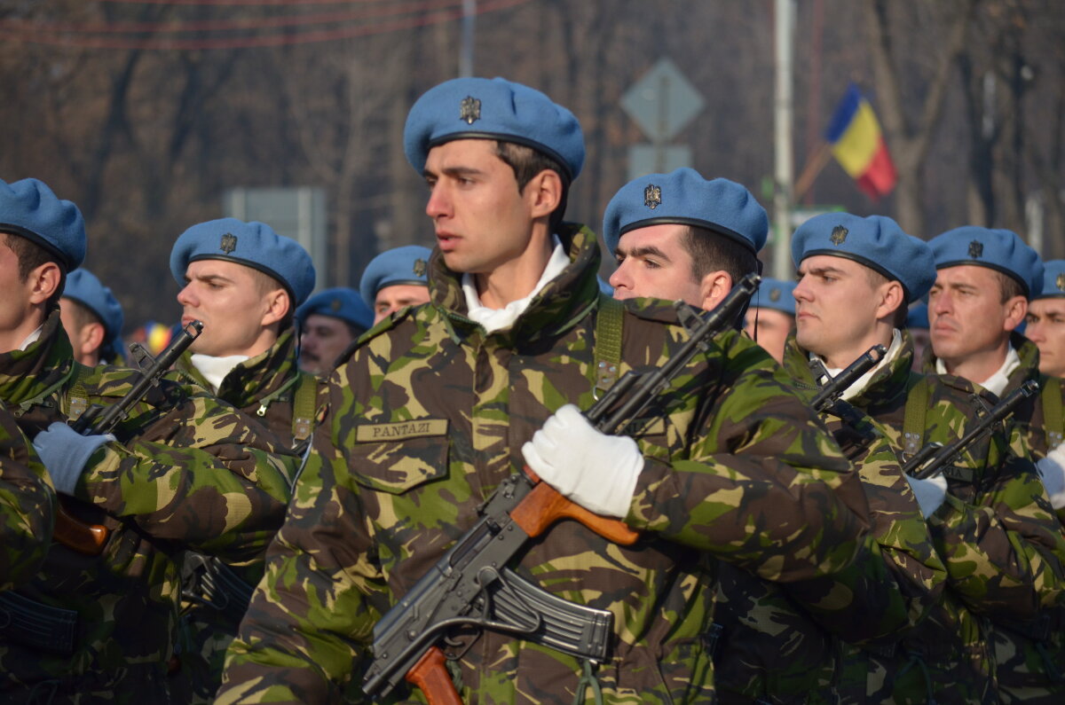 FOTO Peste 25.000 de oameni au fost prezenţi la paradă! Vezi imagini