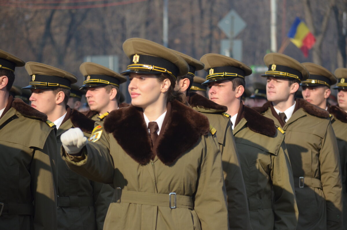 FOTO Peste 25.000 de oameni au fost prezenţi la paradă! Vezi imagini