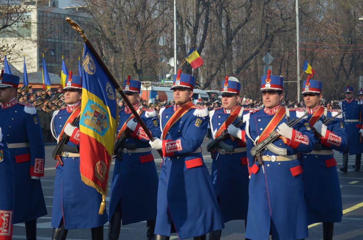 FOTO Peste 25.000 de oameni au fost prezenţi la paradă! Vezi imagini